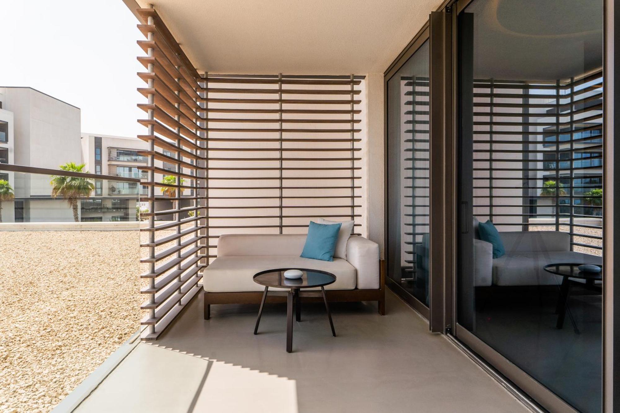 Nikki Beach Resort & Spa Dubaj Pokój zdjęcie A balcony at the hotel
